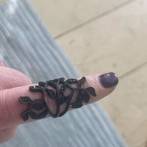 Elegant Black Leaf Ring